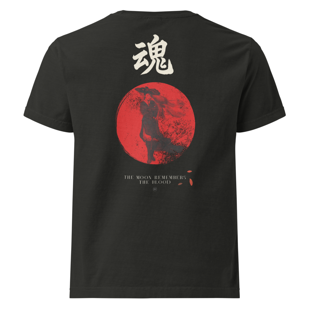 Camiseta Samurai Mujer – Luna Roja & Estilo Japonés Oscuro